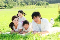 Chăm con thiếu bàn tay của... ông bà, lợi hay hại? 