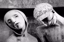 Giật thót mình những bức tượng lạ trong nghĩa trang