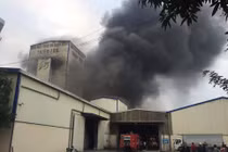 Hải Dương: Lửa ngùn ngụt bốc lên ở nhà máy thức ăn chăn nuôi