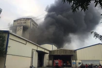 Hải Dương: Lửa ngùn ngụt bốc lên ở nhà máy thức ăn chăn nuôi