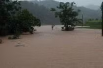 Huy động 200 người tìm kiếm thiếu úy công an bị lũ cuốn trôi