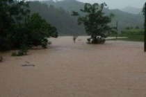 Huy động 200 người tìm kiếm thiếu úy công an bị lũ cuốn trôi