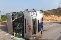 TNGT kinh hoàng, xe khách tông xe đầu kéo, 9 người thương vong