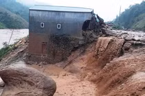 Thiệt hại khủng khiếp do mưa lũ: 13 người chết, hàng trăm nhà đổ sập