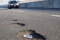 Tạm dừng thu phí cao tốc 34.000 tỷ do bong tróc, “ổ gà”