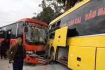 Tuyên Quang: Hai xe khách đâm va trực diện, hành khách kinh hãi