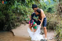 Học sinh chui túi nilon qua suối: Dự án cầu treo Bộ GTVT triển khai đến đâu?