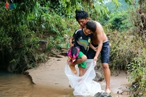 Học sinh chui túi nilon qua suối: Dự án cầu treo Bộ GTVT triển khai đến đâu?