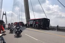 Hải Phòng: Xe khách bốc cháy dữ dội khi đang lưu thông, tài xế thoát chết