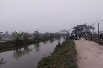 Tá hỏa phát hiện thi thể bé sơ sinh trên mương nước