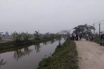 Tá hỏa phát hiện thi thể bé sơ sinh trên mương nước