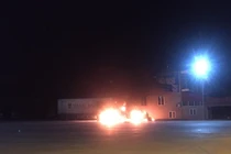 Xe container bốc cháy ngùn ngụt tại bãi đỗ xe gần cây xăng