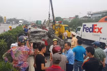 Hiện trường container tông ô tô lật ngửa, 5 người thoát chết