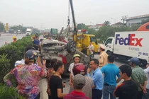 Hiện trường container tông ô tô lật ngửa, 5 người thoát chết