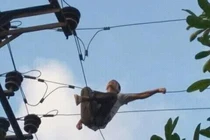 Nam Định: Thót tim người đàn ông trèo lên trạm biến áp tự tử