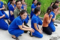 Sao giáo viên phải quỳ để bảo vệ "quyền được dạy"?