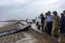 Bão Sơn Tinh giật cấp 10 đổ bộ đất liền: Hoãn họp, cấm biển, di dân ứng phó