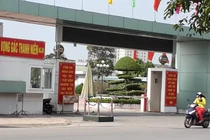 Cô gái bị nhóm côn đồ xông vào tận đồn công an hành hung