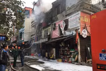 Hoảng loạn “bà hỏa” ghé thăm tiệm tạp hóa, lửa bùng lên dữ dội