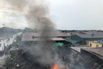 Cháy chợ Gạo ở Hưng Yên: Tiểu thương vội dựng cột, giữ chỗ kinh doanh