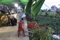 Ô tô “điên” đâm vào đám tang khiến 8 người bị thương rồi bỏ trốn