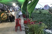 Ô tô “điên” đâm vào đám tang khiến 8 người bị thương rồi bỏ trốn