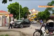 Vì sao bảo vệ Agribank Hưng Nhân đập phá ô tô của dân?