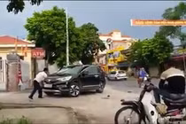 Vì sao bảo vệ Agribank Hưng Nhân đập phá ô tô của dân?