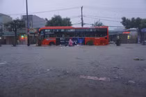 Mưa lớn gây hậu quả khủng khiếp: Người chết, hàng nghìn ngôi nhà bị ngập