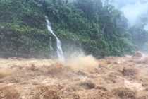 Kinh hãi cảnh dòng nước lũ cuồn cuộn càn quét Lai Châu