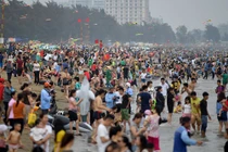 Phát hoảng những bãi biển “nêm chặt người” từ Bắc chí Nam