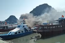 Tàu cao tốc Quang Minh bốc cháy dữ dội tại cảng Cái Rồng
