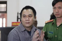 Kháng nghị hủy 2 bản án vụ container đâm xe Innova lùi trên cao tốc