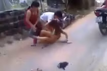 Tạm giữ người vợ đánh ghen lột quần áo, cắt tóc nhân tình chồng