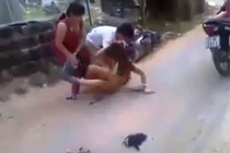 Tạm giữ người vợ đánh ghen lột quần áo, cắt tóc nhân tình chồng