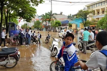 Lũ cuồn cuộn dâng, nhiều địa phương bị cô lập, nhà sập, người chết