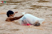 Học sinh chui túi nilon qua suối ở Điện Biên: Chủ tịch huyện tiếc nuối điều gì?