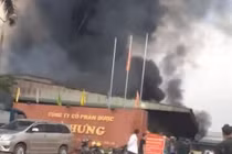 Công ty CP Dược Hà Hưng bốc cháy dữ dội, sập nhà xưởng