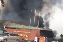 Công ty CP Dược Hà Hưng bốc cháy dữ dội, sập nhà xưởng