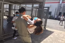 Hàng chục công nhân Yazaki choáng ngất vì...nắng nóng nên hoảng loạn