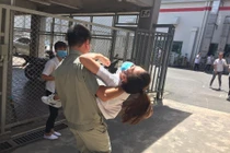 Hàng chục công nhân Yazaki choáng ngất vì...nắng nóng nên hoảng loạn