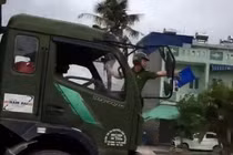 CA Hải Phòng nói gì vụ xe tải đâm đổ xe của CSGT?