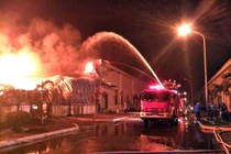 Nhiều xe PCCC Trung Quốc sang dập lửa nhà máy sợi ở Quảng Ninh