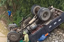 Xe tải lao xuống kè trạm bơm, 4 người thương vong