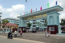 Bị dừng xe kiểm tra, thanh niên tông gãy chân cảnh sát cơ động