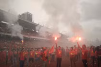 Pháo sáng, cờ đỏ rực sân Lạch Tray trước trận Việt Nam – UAE