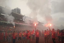 Pháo sáng, cờ đỏ rực sân Lạch Tray trước trận Việt Nam – UAE