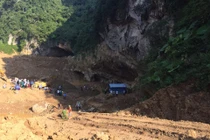 Hòa Bình: Hơn 100 người giải cứu 2 phu vàng mắc kẹt trong hang