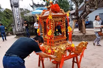 Chặt chém, nhét tiền vào kiệu náo loạn trước giờ khai ấn đền Trần