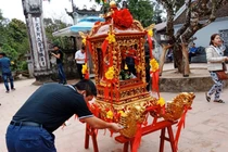 Chặt chém, nhét tiền vào kiệu náo loạn trước giờ khai ấn đền Trần